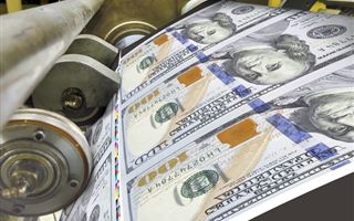 США печатает все больше долларов: как это грозит остальному миру
