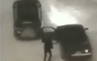 «Танцевал, бил стекла в авто»: неадекватного водителя в Нур-Султане засняли на видео