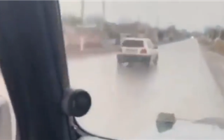 Казахстанский водитель попал в аварию, потому что "включил понты" - видео
