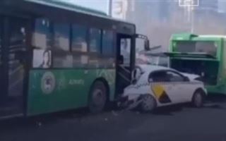 В Алматы произошло ДТП с участием двух автобусов