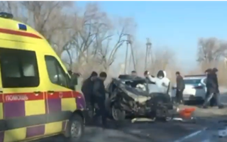 Страшные последствия ДТП с перевернувшимся грузовиком в Алматинской области попали на видео