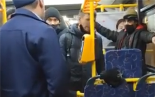 Конфликт в автобусе из-за велосипеда попал на видео в Алматы