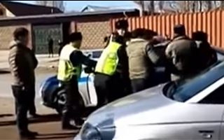 Брат за брата: участник ДТП устроил драку с полицейскими в Шымкенте