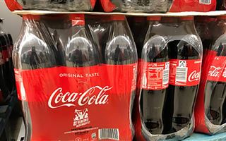 Компания Coca-Cola планирует продавать напитки в бумажных бутылках