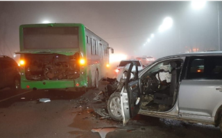 Пьяный водитель на полной скорости врезался в автобус в Алматы