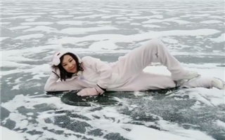 Фигуристка Элизабет Турсынбаева прилегла на лёд в костюме единорога