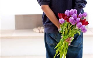 Женщины из столицы признались, хотят ли они, чтобы им дарили цветы на 8 Марта