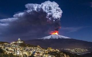 На Сицилии закрыли аэропорт из-за извержения вулкана Этна