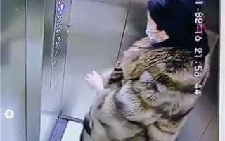 Казахстанка справила малую нужду в подъезде и попала на камеры