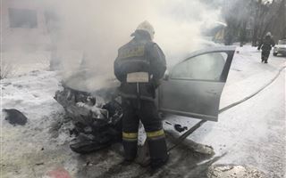 В Семее во дворе частного дома произошло возгорание автомобиля