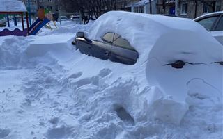 В Петропавловске автовладельцам приходится выкапывать свои машины из-за снегопада