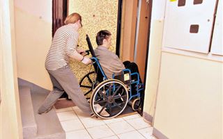 Алматинцы попросили депутатов мажилиса прожить день в инвалидной коляске