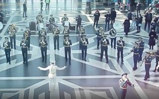 На столичном вокзале военный оркестр устроил концерт в честь 8 марта