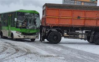 11 человек пострадали во время столкновения автобуса с грузовиком в Семее