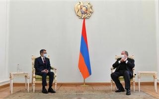 Посол Казахстана Болат Иманбаев вручил верительные грамоты президенту Армении