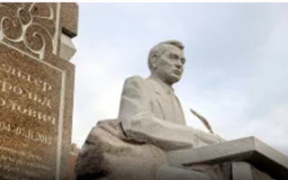 В Алматы открыли памятник Герольду Бельгеру