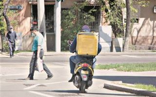 Курьер, который сбил на мопеде коляску с младенцем, задержан в Алматы