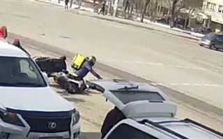 В Glovo прокомментировали инцидент с курьером, который наехал на мопеде на коляску в Алматы