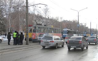 Пресс-служба ДП ВКО прокомментировала ДТП с участием полицейского авто и трамвая