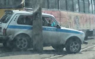 В Усть-Каменогорске полицейское авто столкнулось с трамваем