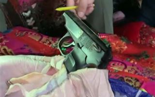 В Туркестанской области у мужчины нашли пистолет и 19 свертков с марихуаной
