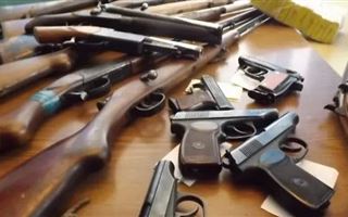 Казахстанцев просят добровольно сдать оружие в МВД