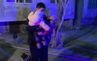 Троих детей вынесли из горящей квартиры атырауские полицейские