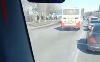 В Уральске выехавшего на встречную полосу водителя автобуса лишили прав 