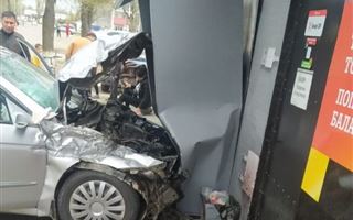Автомобиль въехал в магазин в Шамалгане. Водитель погиб
