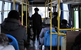 Житель Павлодара получил перелом ребра после поездки на автобусе
