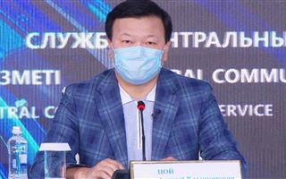 Министр здравоохранения в прямом эфире привился казахстанской вакциной QAZVAC