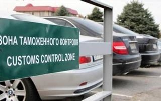 Казахстанец пытался подкупить российского таможенника, чтобы избежать проверки своего авто
