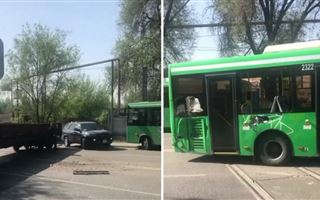В Алматы автобус столкнулся с тепловозом