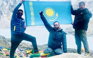 Нурсултан Назарбаев пообещал помочь покорившей Эверест без ног казахстанке