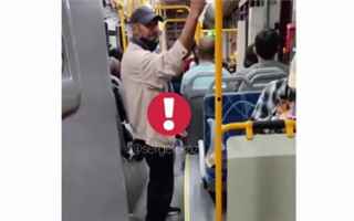 Мужчина попался на видео во время мастурбации в алматинском автобусе