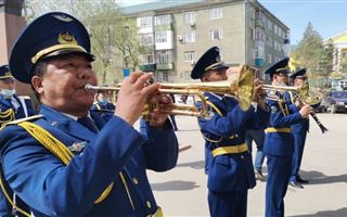 Оркестр исполнил песни военных лет под балконом ветерана в Актобе