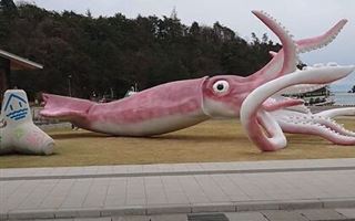 Японский город потратил выплаты за COVID-19 на статую кальмара