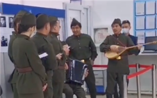 Посетителей одного из ЦОНов развлекли военным песнями в честь Дня Победы