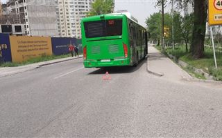 В Алматы маршрутный автобус сбил девушку