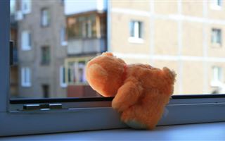 В Павлодаре мальчик выпал из окна многоэтажки