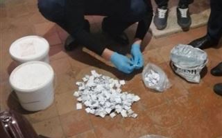 "Теперь у них есть оборудование и сырье": украинцы заявили, что казахстанские полицейские могут начать производить наркотики