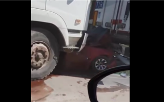 "Пункт назначения": кровавый след протянулся до зажатого между грузовиками автомобиля - видео
