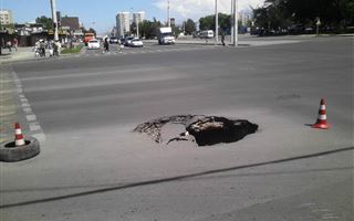 Участок асфальта провалился на улице Толе би в Алматы