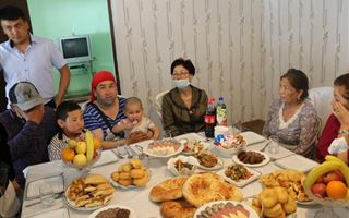 Выпускники, окончившие школу 20 лет назад, подарили дом многодетной семье из Туркестанской области