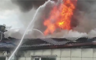 Кровля здания рядом со школой загорелась в Нур-Султане