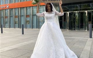 Одиночный пикет устроила в Алматы девушка в свадебном платье