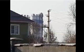 Казахстанцев возмутил бетонный завод, из которого летят столбы пыли возле жилых домов
