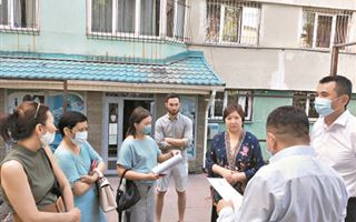 "Это не ваша территория": жильцы дома в Алматы "воюют" с частной клиникой