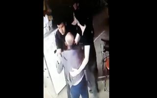 Молодой мужчина в Алматы избил пожилого дворника - видео