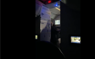Пассажир попытался открыть дверь самолета во время полета 